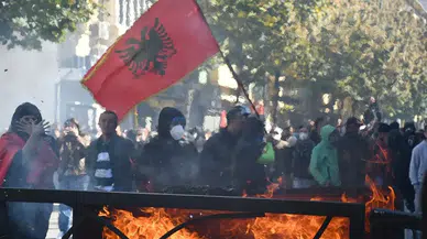Arnavutluk Meclisi'nde Öğrenci Protestoları Nedeniyle Arbede Çıktı
