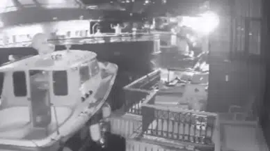Üsküdar'da yolcu vapuru Derin Mermerci'nin yalısına çarptı