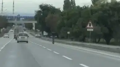 Eskişehir'de kasksız skuter sürücüsü trafiği tehlikeye attı : O anlar kamerada
