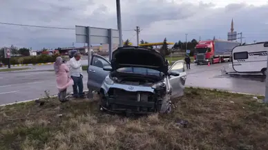 Sivas'ta iki otomobil kavşakta çarpıştı: 2 kişi yaralandı