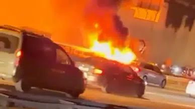 TEM Otoyolu'nda çarpışan iki araç alev topuna döndü : O anlar kamerada
