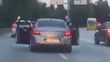 Bursa'da Trafikte Kapıları Açık Otomobille Tehlikeli Yolculuk