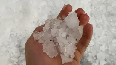 Hatay'ın Arsuz ilçesinde şiddetli sağanak ve dolu hayatı olumsuz etkiledi