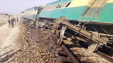 Pakistan'da Yolcu Treni Raydan Çıktı: 5 Ölü, 30 Yaralı