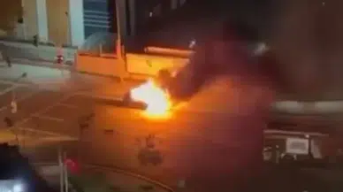 Kağıthane'de seyir halindeki cip yanarak kullanılamaz hale geldi