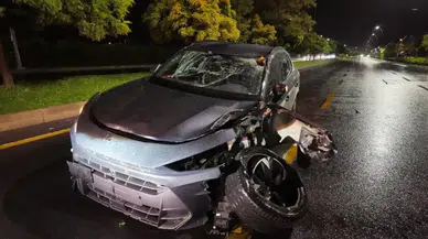 Niğde'de SUV araç refüje çıktı : Ağaca çarpan araç kullanılamaz hale geldi