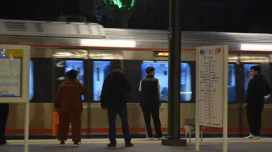 Marmaray'da Yenikapı durağındaki tren arızası nedeniyle seferlerde gecikme yaşanıyor
