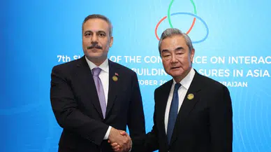 Dışişleri Bakanı Hakan Fidan, Çinli Mevkidaşı Wang Yi ile Bakü'de Bir Araya Geldi