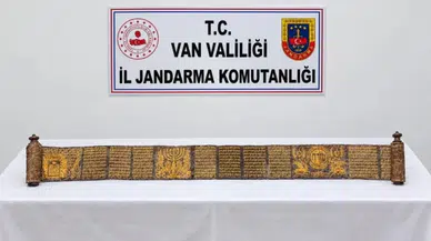 Van'da tarihi eser operasyonu : Deri üzerine altın yaldız işlemeli Tevrat ele geçirildi