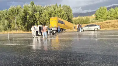 Malatya'da tır ile hafif ticari araç çarpıştı: 1'i çocuk 4 yaralı
