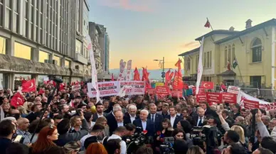 İzmir'de Cemil Tugay protestosu : Yürüyüşe polis barikatı engeli