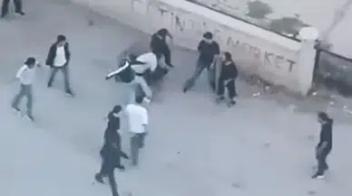 Elazığ'da sokak ortasında dehşet : Bir kişiyi araya alıp darbettiler