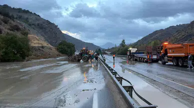 Erzincan'da Heyelan Nedeniyle Kapanan Kara Yolu Ulaşıma Açıldı
