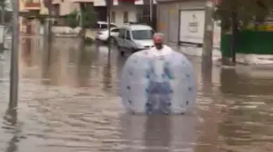 Mersin'de Su Biri̇ken Caddede Şeffaf Balonla Yürüdü