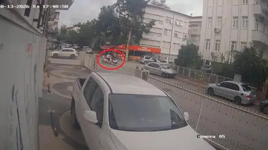 Antalya'da motosiklet kazası : Bebek arabalı yaya kazayı saniyelerle atlattı