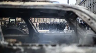 Fransa'da Sarı Yelekliler Protestosu: 1200 Gözaltı