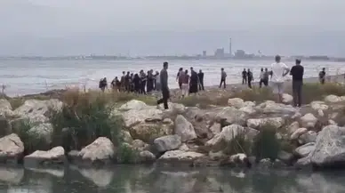 Mersin’de denize giren gençlerden biri boğuldu
