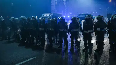Polonya'da Anayasa Mahkemesi Krizi Uçağı Geri Döndürdü