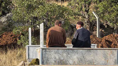 Köyde genç kalmayınca yaşlı çift mezarlarını şimdiden hazırlattı