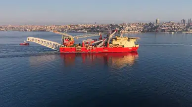 Dev Boru Döşeme Gemisi JSD6000 İstanbul Boğazı'ndan Geçti