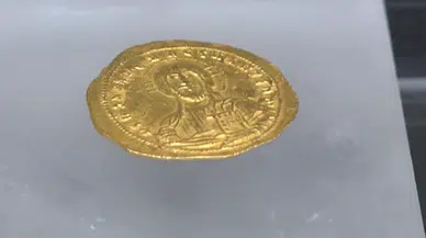 İzmir'de denizden Doğu Roma dönemine ait altın sikke çıktı