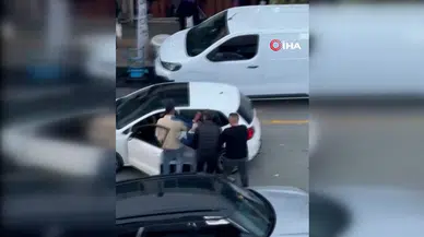 Dövüş antrenörü olduğunu söyleyen kadının yumruklu saldırısı kamerada
