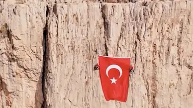 Hakkari'de 2 Bin 388 Metrede Ay-Yıldızlı Gurur