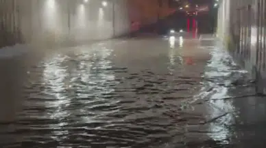 Hatay'da sağanak yolları göle çevirdi!