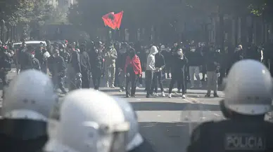 Arnavutluk'ta Öğrenci Gösterilerinde Polisle Eylemciler Çatıştı