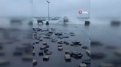 Bursa Mudanya'da Şiddetli Fırtına Denizle Karayı Birleştirdi
