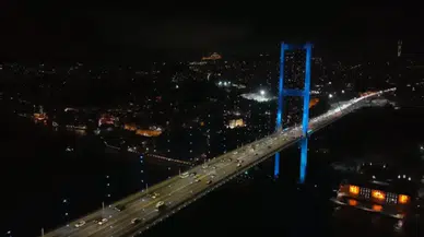 İstanbul Boğazı’ndaki köprüler Türk Dünyası Günü’ne özel turkuaz renge büründü