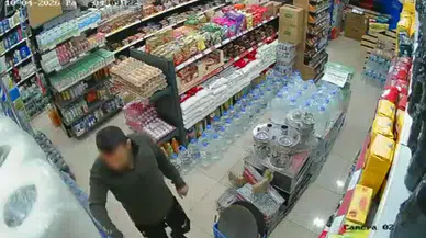 Aksaray'da markette ilginç hırsızlık : Uyuyan marketçinin önünden ürünleri taşıdı !