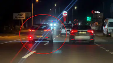 Sakarya'da Trafikte Büyük Tehlike! Emniyet Şeridini Kullanan Sürücü Kameralara Yansıdı