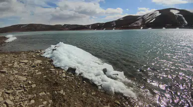 Sibirya soğukları Van'da hayatı nasıl etkiledi? Dalgalar bile buz tuttu