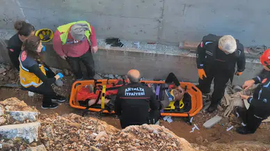 Antalya'da İnşaatta Toprak Zeminin Kayması Sonucu Bir İşçi 3 Metreden Düştü