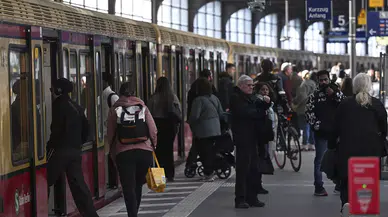 Almanya'da toplu taşıma sektöründe grev krizi: Ulaşım felç oldu