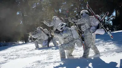 Komandolar Kars'ta Kar Üstünde Eğitim Faaliyetlerini Sürdürüyor