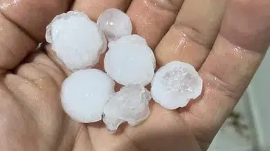 Adana'da Erik Büyüklüğünde Dolu Yağışı Sürücülere Zor Anlar Yaşattı