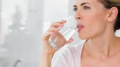 Sosyal Medyada Popülerleşen Sabahları Sıcak Su İçmenin Faydaları Neler?