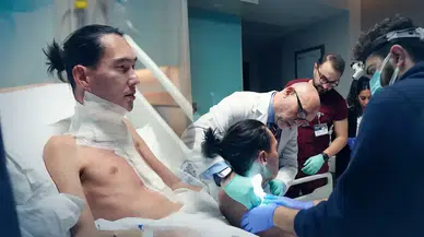 Boynunda 2 Kilogramlık Tümörle Yaşayan Mirlan Abdrakhmanov Türkiye'de Sağlığına Kavuştu