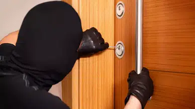 Kapıyı Üç Kez Kilitlemek Güvenliği Artırır Mı? Uzmanların Görüşleri Neler?
