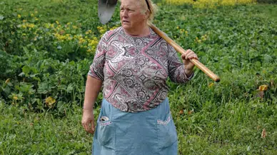 İspanya’da Tarlada Çalışan Kadın, Trump’a Benzerliği ile Dikkat Çekti