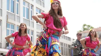 Danslar ve karanfillerle kutlama: Keşan’da Dünya Romanlar günü kutlandı