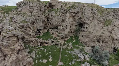 Sivas'taki 3 bin 200 yıllık tarihi kaya mağaraları dikkat çekiyor