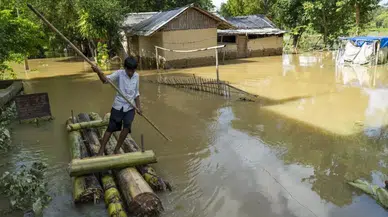 Hindistan'da şiddetli yağışlar sonrası sel felaketi: Ölü sayısı 75'e ulaştı