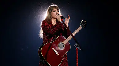 Ünlü şarkıcı Taylor Swift'in gelinliği moda dünyasında büyük merak uyandırdı!