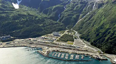 Alaska'nın güneyinde tek bir binada yaşayan 300 kişilik topluluk nasıl hayatını sürdürüyor?