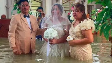 Filipinler'de sel suyunun içinde evlilik töreni gerçekleştirildi