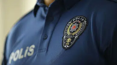 Hatay'da polis memurları motoru arızalanan aracı nasıl itti ?