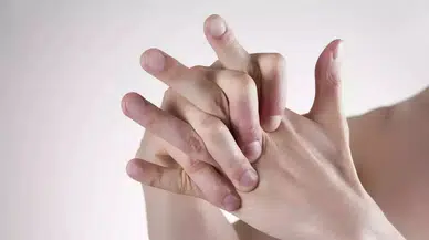Parmak çıtlatma alışkanlığı sağlık açısından ne kadar zararlı ? Uzmanlar yanıtladı !